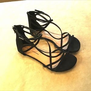 8-1/2M Strappy Chinese Laundry Black Flat Sandals